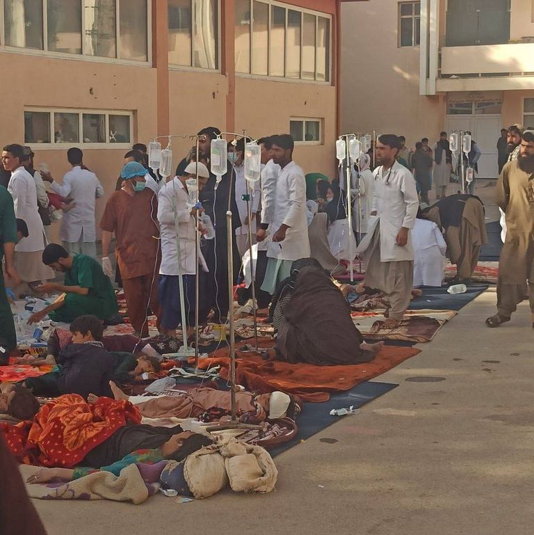 ناجون فوق منازلهم المدمرة بفعل زلزال أفغانستان