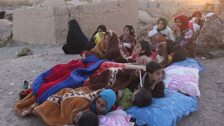 ناجون فوق منازلهم المدمرة بفعل زلزال أفغانستان