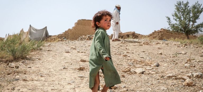 ناجون فوق منازلهم المدمرة بفعل زلزال أفغانستان