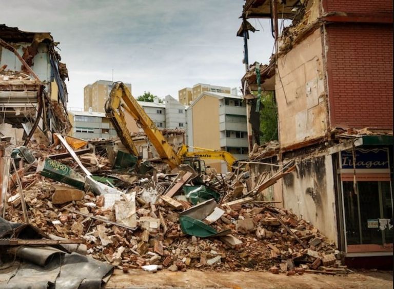 ناجون فوق منازلهم المدمرة بفعل زلزال أفغانستان