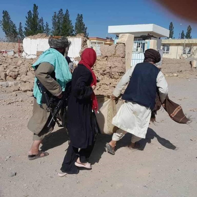 ناجون فوق منازلهم المدمرة بفعل زلزال أفغانستان