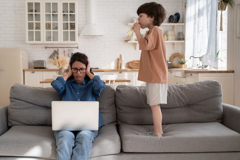 طفلة مصابة باضطراب فرط الحركة