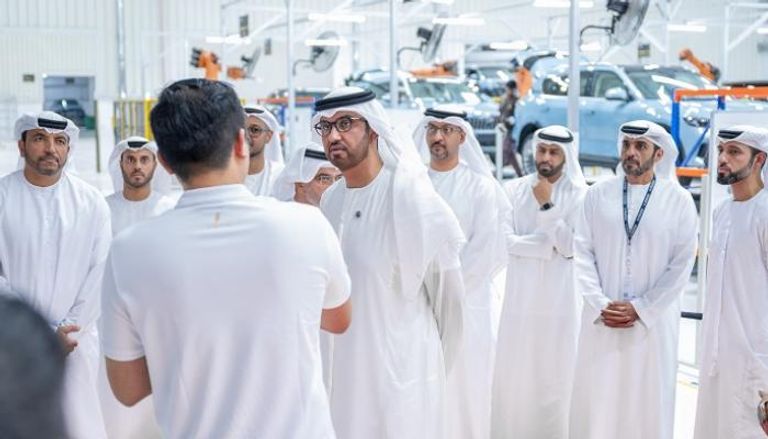 الدكتور سلطان بن أحمد الجابر يزور منشأة تصنيع سيارة 