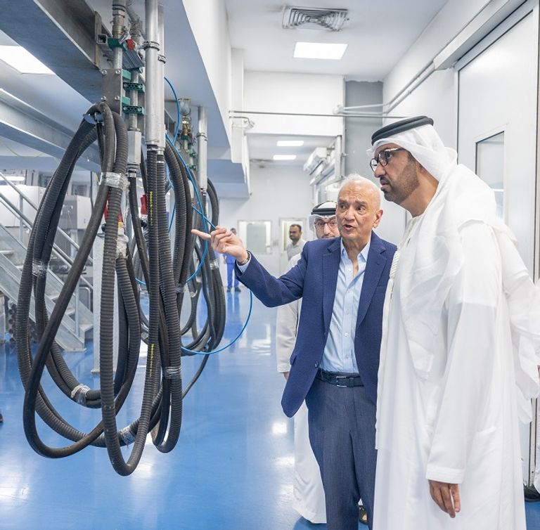 الدكتور سلطان بن أحمد الجابر يزور منشأة تصنيع سيارة