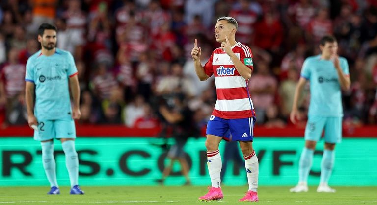 من مباراة برشلونة وغرناطة في الدوري الإسباني غرناطة يجبر برشلونة على التعادل في الليغا