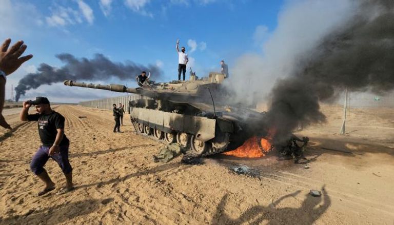 دبابة إسرائيلية تحترق خلال الهجوم
