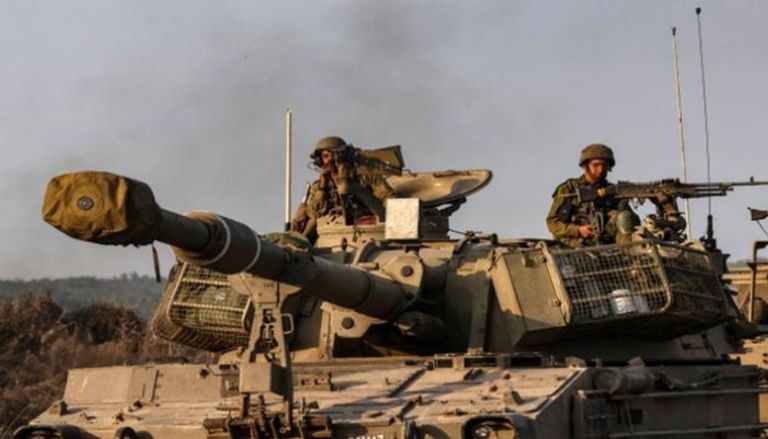 جنود إسرائيليون فوق دبابة