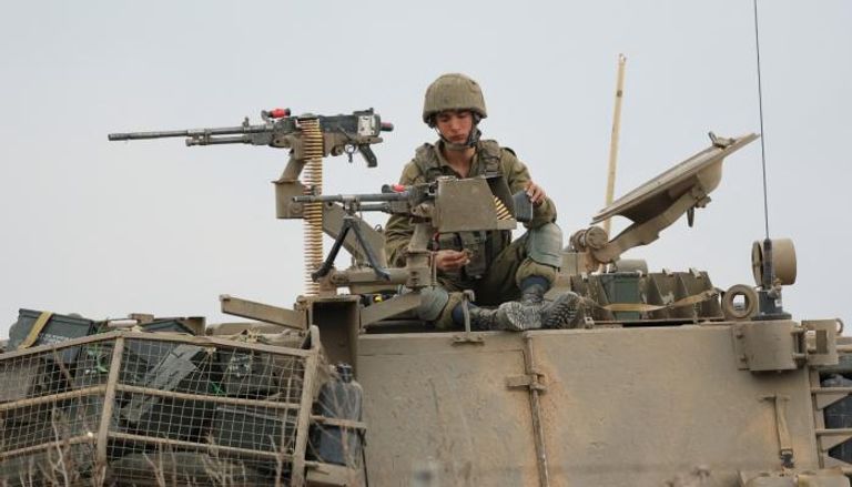 جندي إسرائيلي على ظهر دبابة - الفرنسية