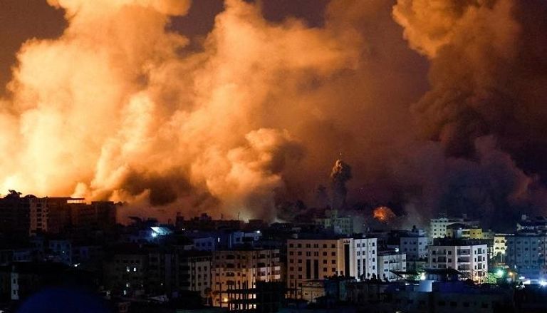 دخان كثيف في سماء غزة جراء القصف الإسرائيلي