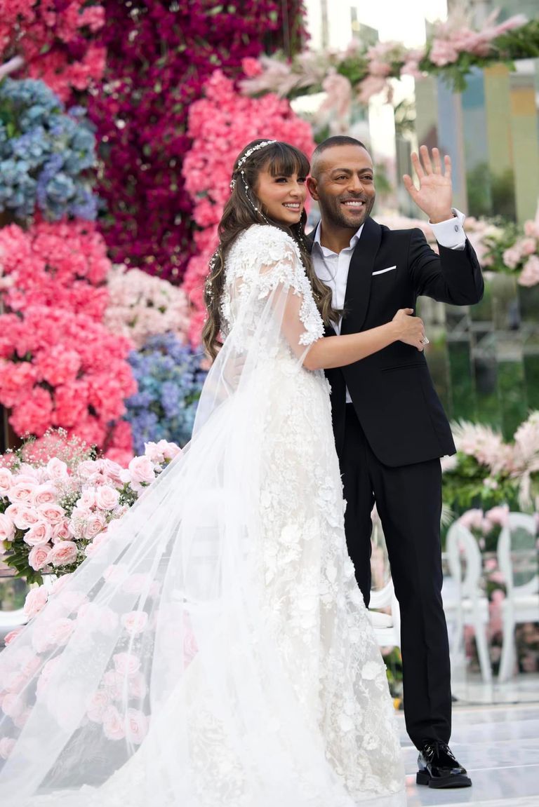 تامر عاشور وزوجته الإعلامية نانسي نور من حفل الزفاف