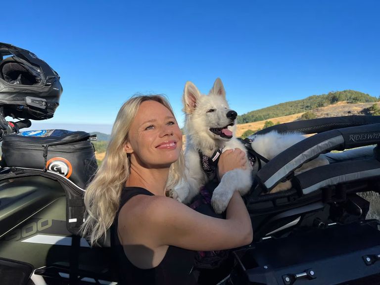 جيس ستون مع كلبها الجديد 