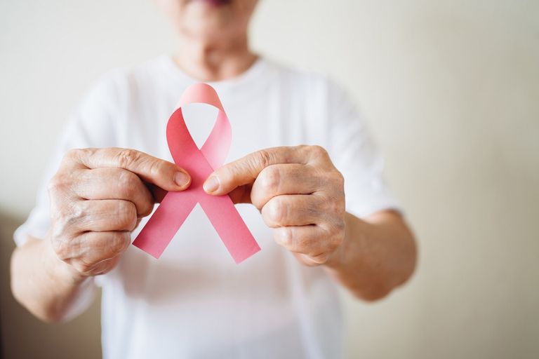 نساء في شهر التوعية بسرطان الثدي