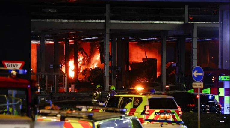 جانب من الحريق الضخم في مطار بلندن