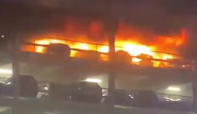 جانب من الحريق الضخم في مطار بلندن