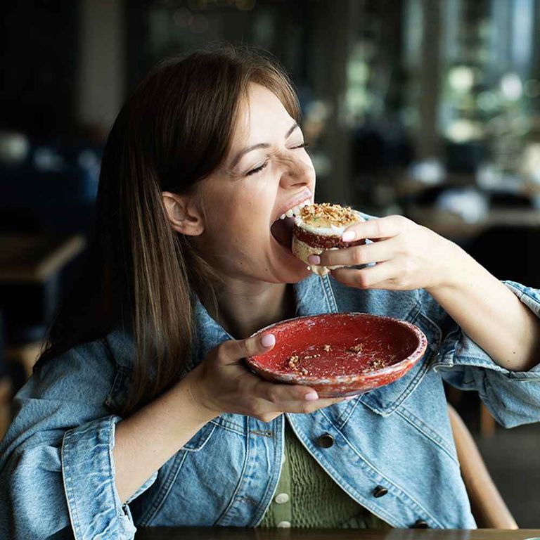 فتاة تتناول أغذية غير صحية