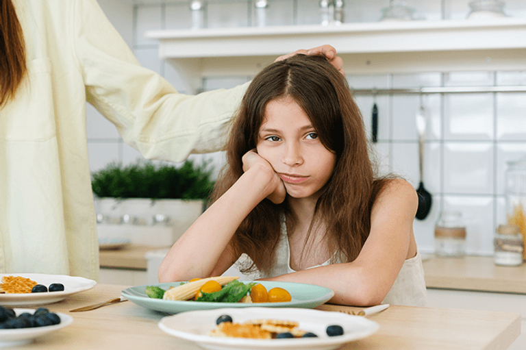 فتاة تتناول أغذية غير صحية