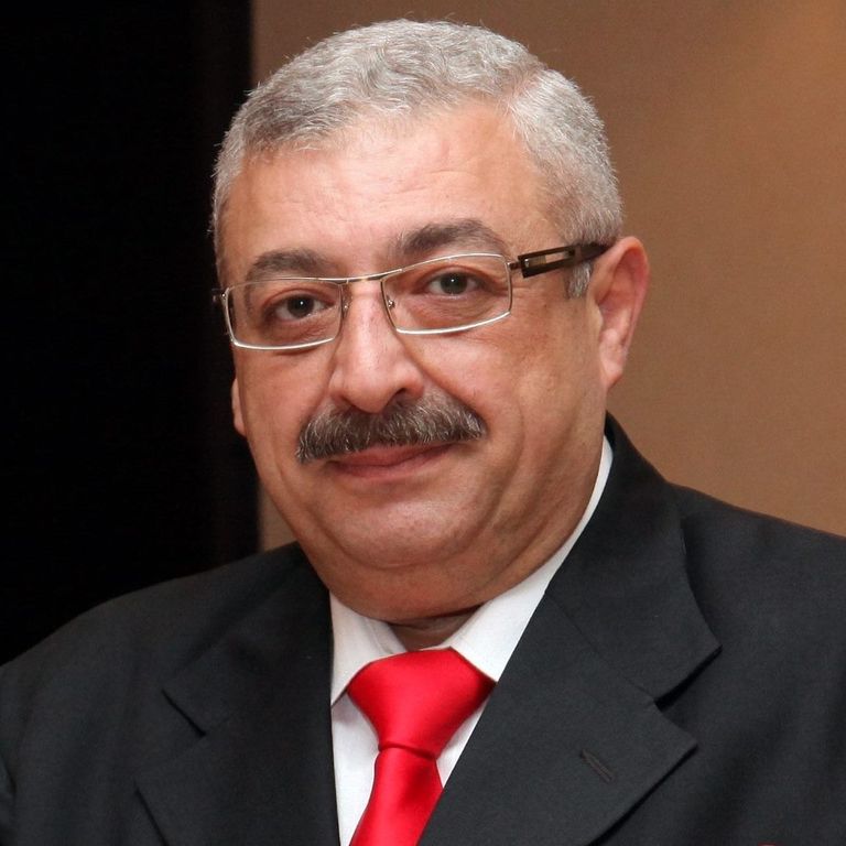 فتاة تتناول أغذية غير صحية