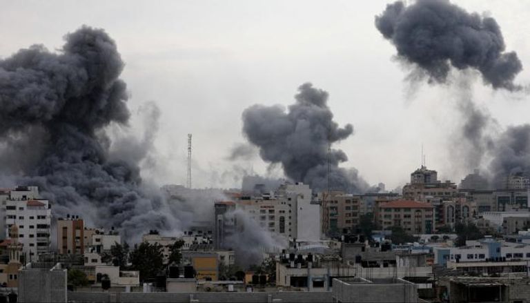 أعمدة الدخان تتصاعد في غزة بعد غارات إسرائيلية