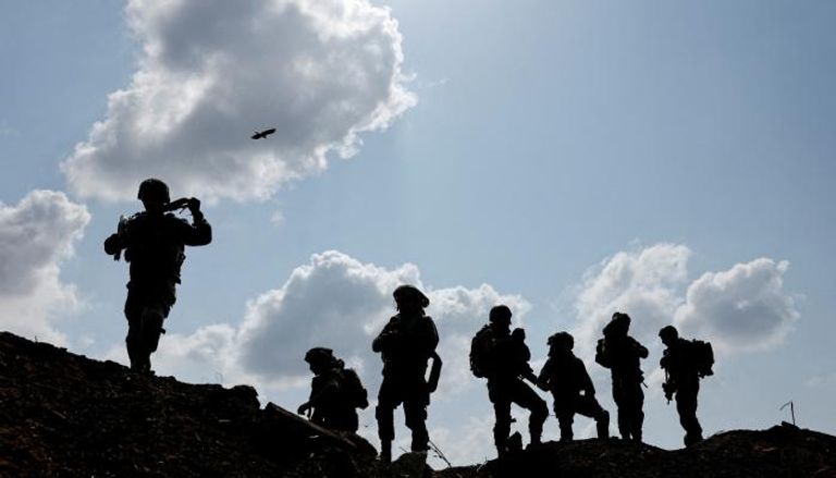جنود إسرائيليون يتجمعون بعد إنذار بحادث أمني