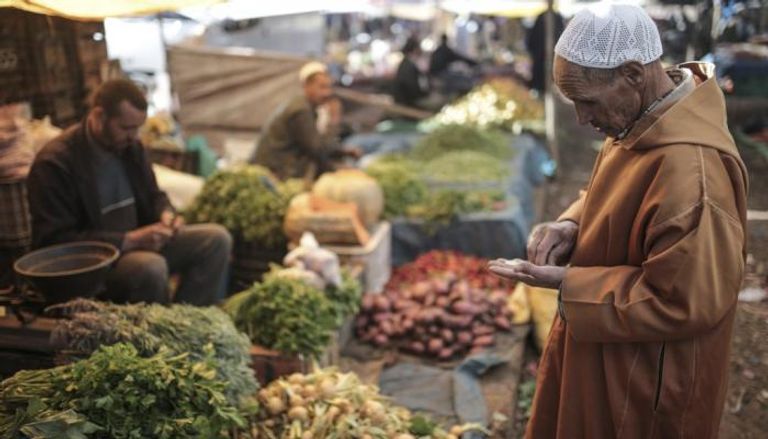 مواطن مغربي في أحد أسواق الخضر - أسوشيتد برس