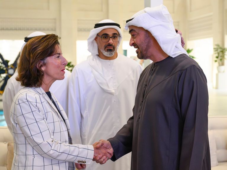 الشيخ محمد بن زايد آل نهيان رئيس دولة الإمارات ووزيرة التجارة الأمريكية