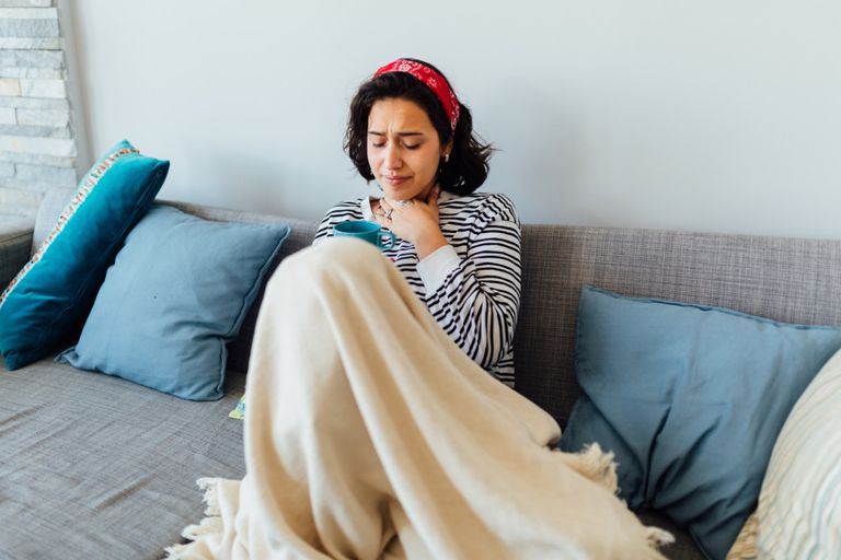 فتاة تعاني من ألم الحلق