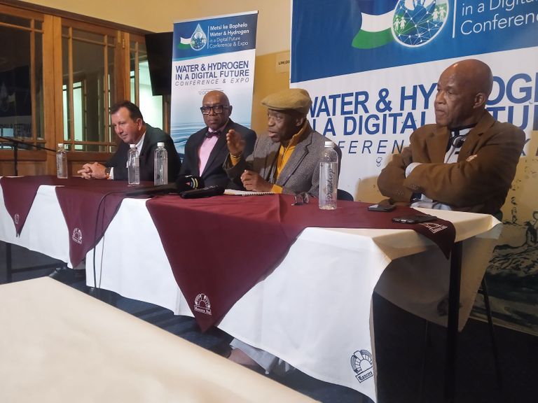رئيس وزراء ليسوتو أثناء الإعلان عن عقد مؤتمر الماء والهيدروجين
