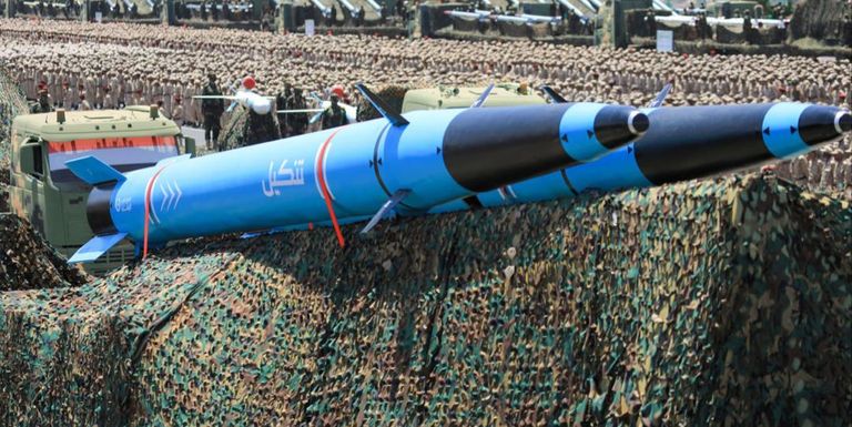 صواريخ باليستية خلال عرض عسكري حوثي