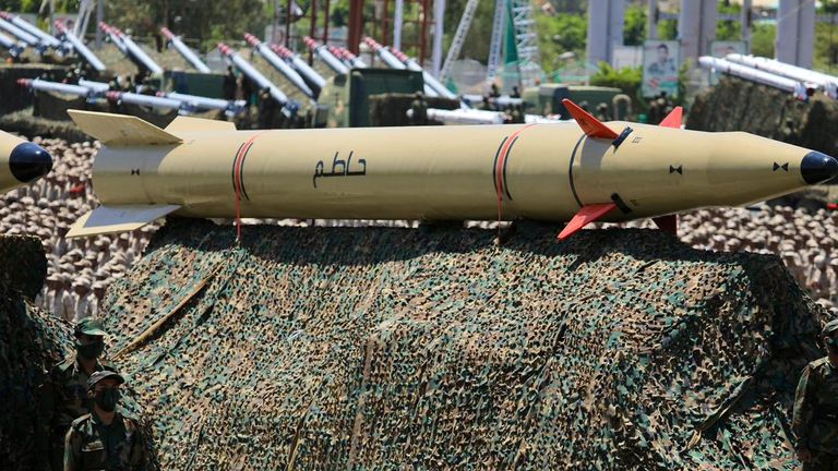صواريخ باليستية خلال عرض عسكري حوثي