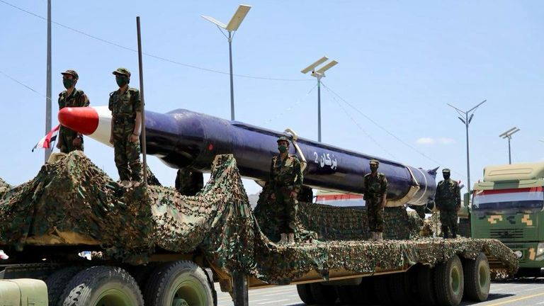 صواريخ باليستية خلال عرض عسكري حوثي