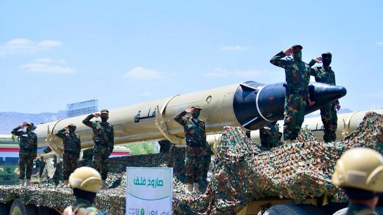 صواريخ باليستية خلال عرض عسكري حوثي