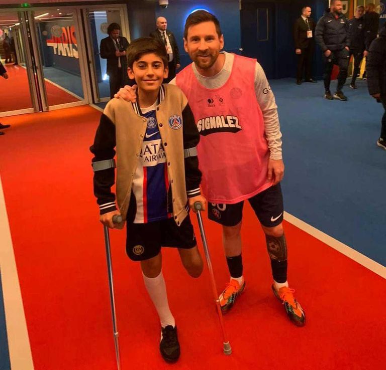 ليونيل ميسي مع بطل فيلم "ميسي بغداد" لقطة من فيلم «ميسي بغداد»