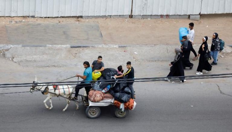 فلسطينيون فارون من نيران الحرب في غزة