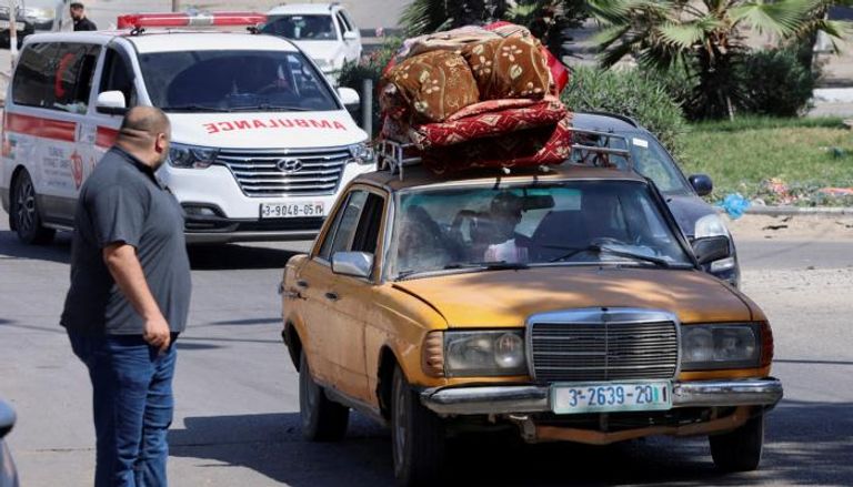 سكان في غزة يحاولون الفرار باتجاه الجنوب بعد مطالبات إسرائيلية بإخلاء الشمال 