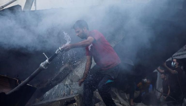 فلسطيني بين أنقاض منزل مدمر في غزة