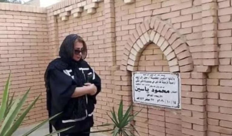 الفنانة شهيرة وابنتها أمام قبر محمود ياسين