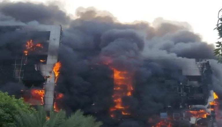 حريق مشتعل ببرج شركة النيل الكبرى للبترول جراء القتال في الخرطوم
