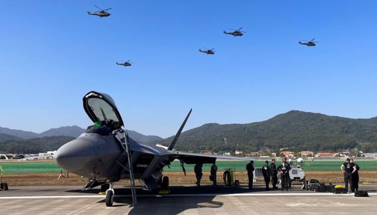 مروحيات كورية جنوبية تحلق فوق طائرة مقاتلة أمريكية بمعرض دولي للطيران