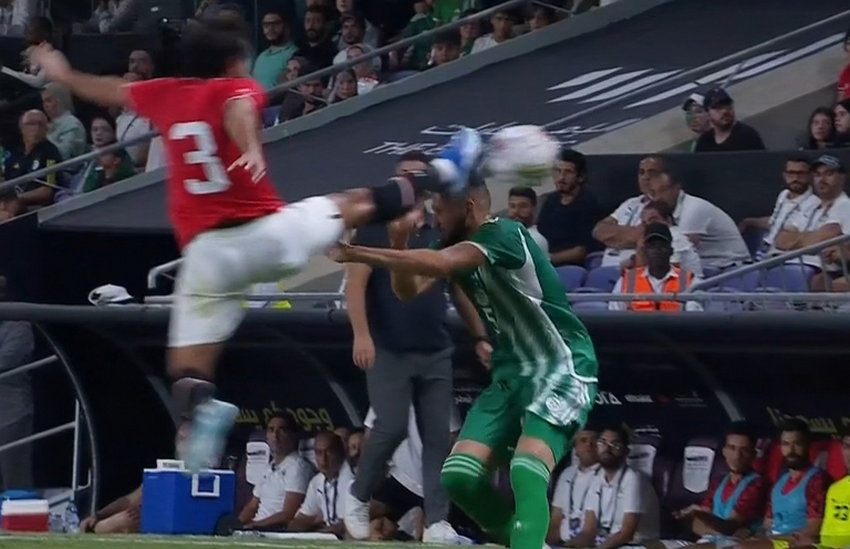 طرد محمد هاني لاعب منتخب مصر ضد الجزائر طرد محمد هاني لاعب منتخب مصر ضد الجزائر