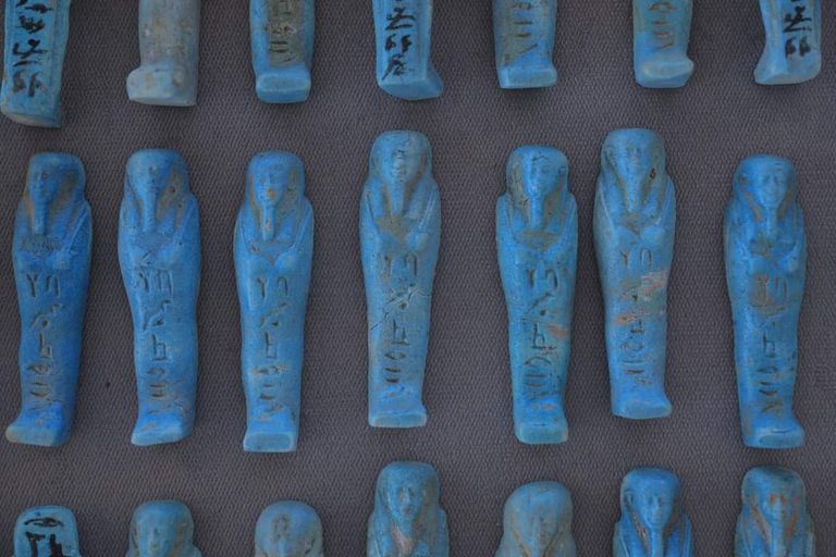 جزء من اكتشافات مقبرة كهنة الدولة الحديثة بالمنيا