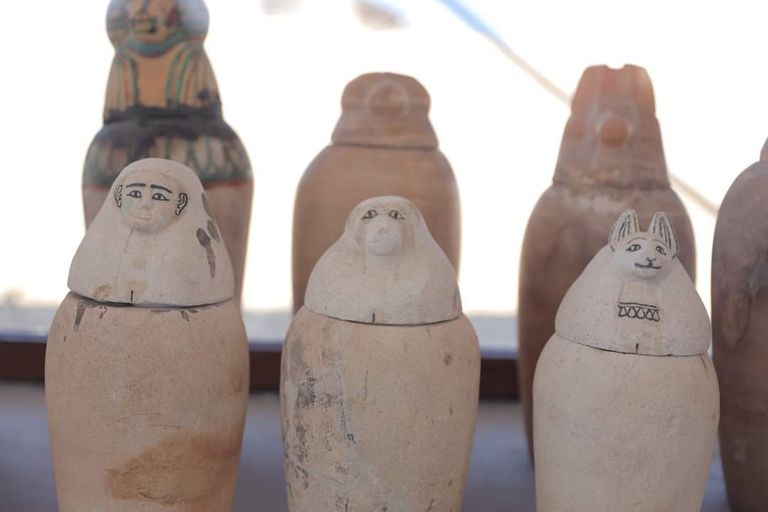 جزء من اكتشافات مقبرة كهنة الدولة الحديثة بالمنيا