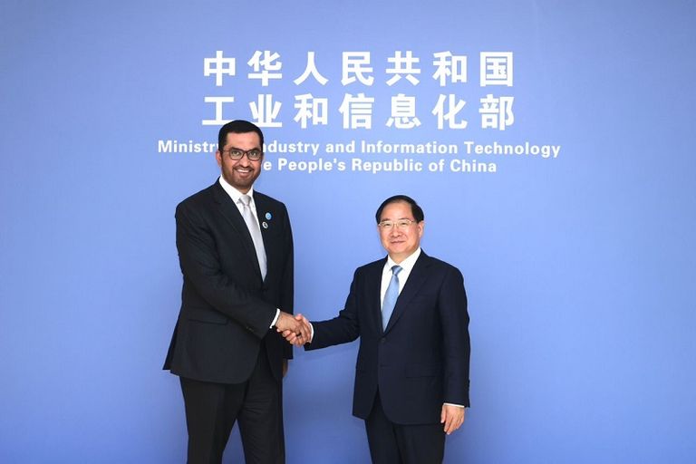 الدكتور سلطان أحمد الجابر وجين تشوانغ لونغ الدكتور سلطان بن أحمد الجابر خلال زيارته إلى الصين