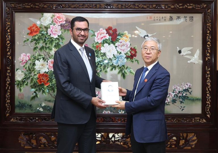 الدكتور سلطان بن أحمد الجابر وتشاو تشن شين الدكتور سلطان بن أحمد الجابر خلال زيارته إلى الصين