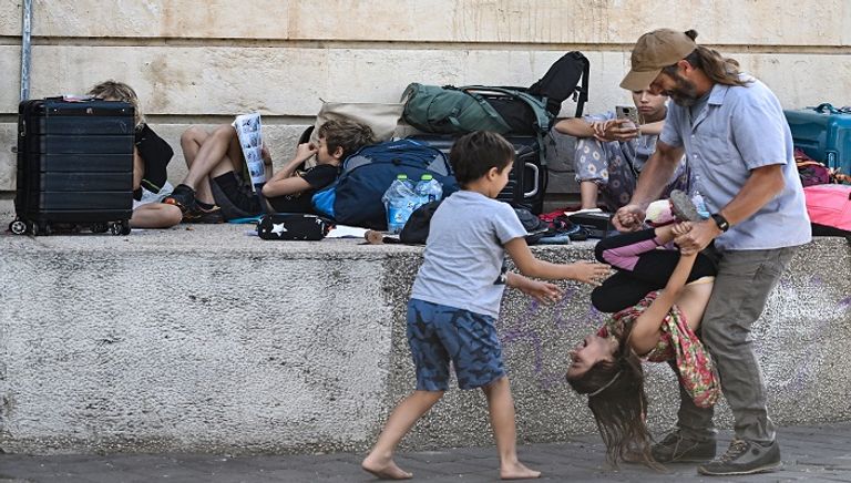 مواطنون أمريكيون ينتظرون في ميناء حيفا ليتم إجلاؤهم إلى قبرص