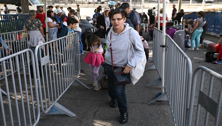 مواطنون أمريكيون ينتظرون في ميناء حيفا ليتم إجلاؤهم إلى قبرص