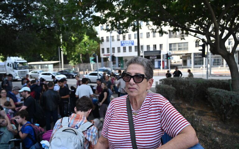 مواطنون أمريكيون ينتظرون في ميناء حيفا ليتم إجلاؤهم إلى قبرص