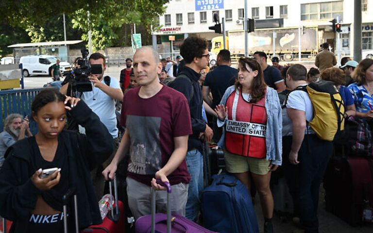 مواطنون أمريكيون ينتظرون في ميناء حيفا ليتم إجلاؤهم إلى قبرص