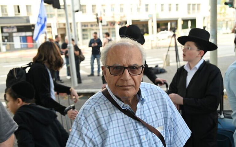 مواطنون أمريكيون ينتظرون في ميناء حيفا ليتم إجلاؤهم إلى قبرص