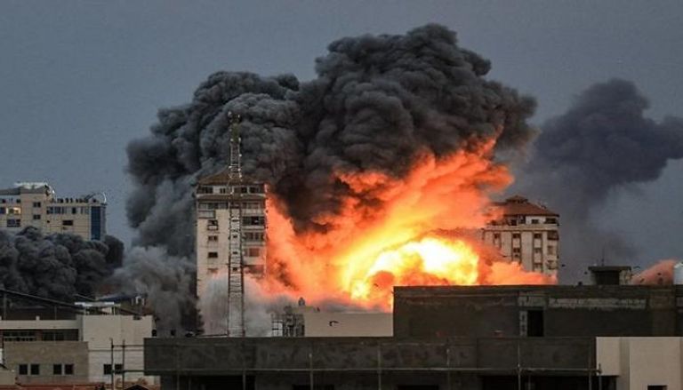 النيران تشتعل بمبنى جراء قصف إسرائيلي على غزة