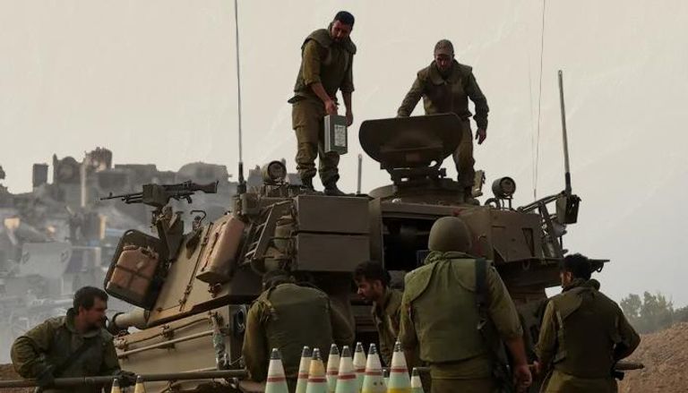 جنود إسرائيليون على دبابة قرب حدود غزة